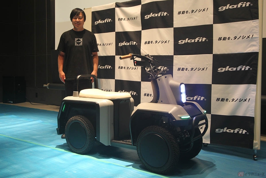 glafitが開発する四輪型特定小型原付プロトタイプと代表取締役CEO 鳴海禎造さん