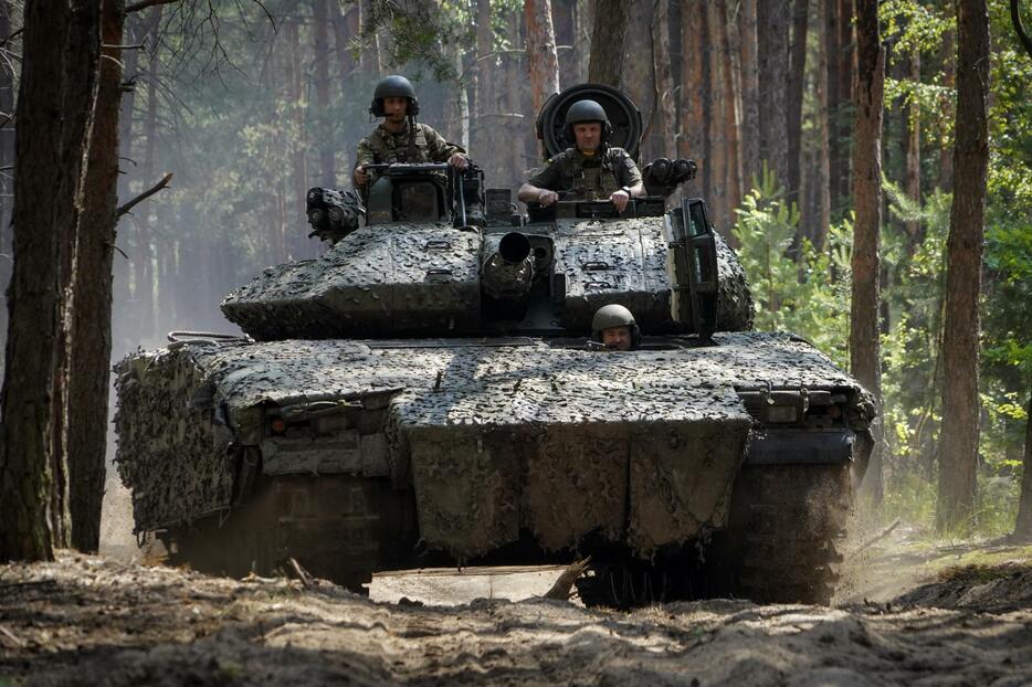 ウクライナ東部ハリコフ州の前線近くでスウェーデン製戦闘車両に乗るウクライナ兵＝18日（AP＝共同）