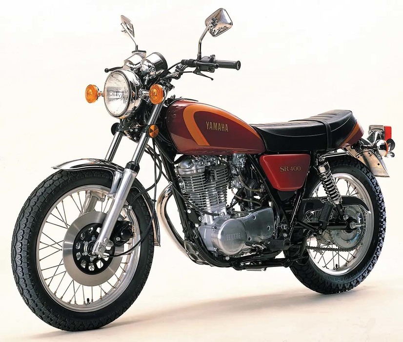 シングルスポーツバイクとして開発された初代のSR400は、フロントにディスクブレーキを採用していた。