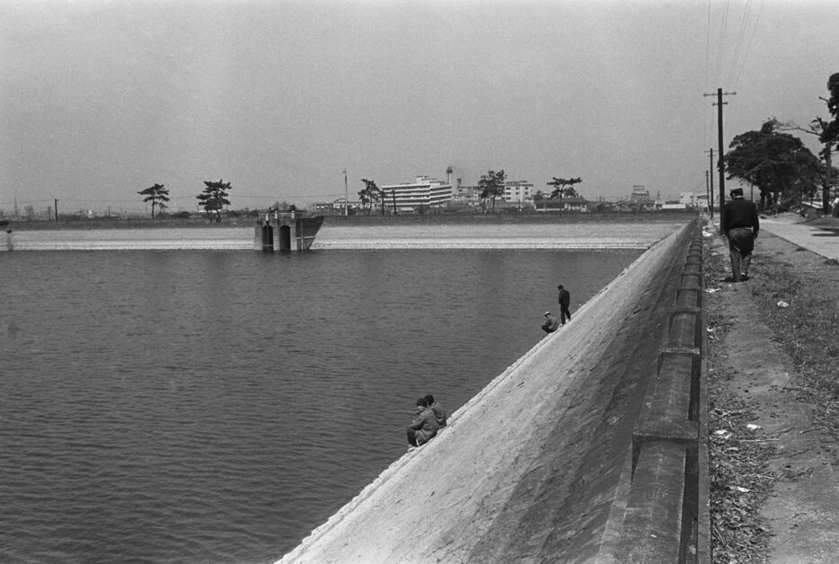 京王プラザホテルが建設されるさらに前の西新宿。機能を停止した淀橋浄水場。（1965年4月撮影、時事）