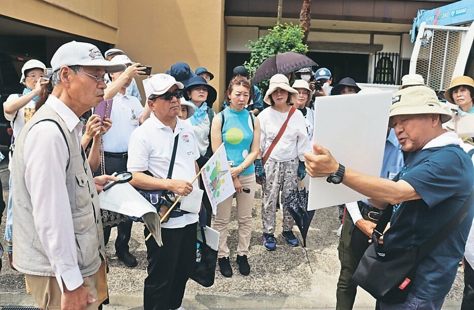 相本さん（右）から説明を受ける参加者