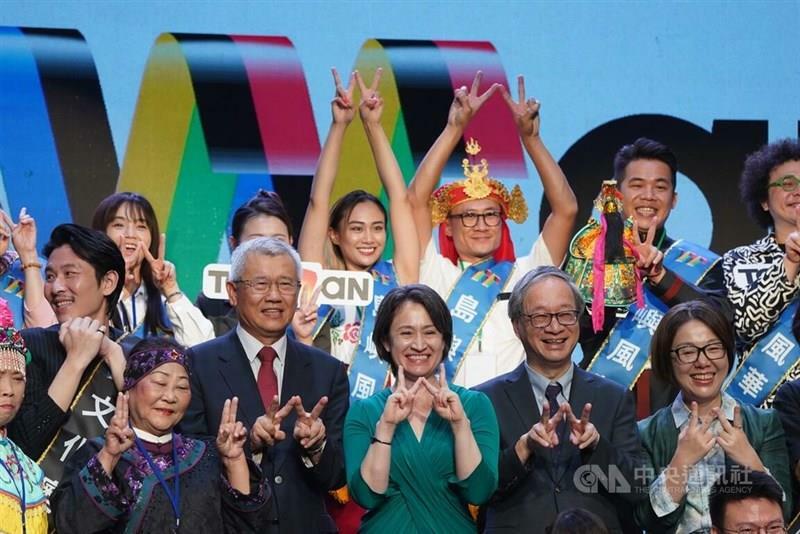 文化オリンピアードのプログラムに出演する台湾のアーティストらとポーズを取る蕭美琴副総統（前列右から3人目）、李遠文化部長（同2人目）