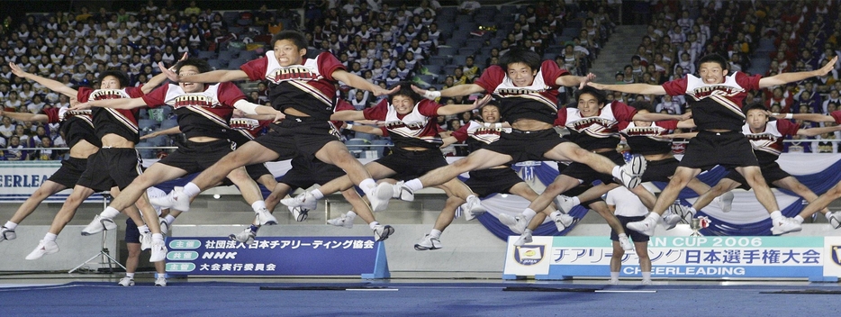 チアリーディング日本選手権大会で観客を魅了したクッキーズ(読売新聞、2006年8月25日撮影)