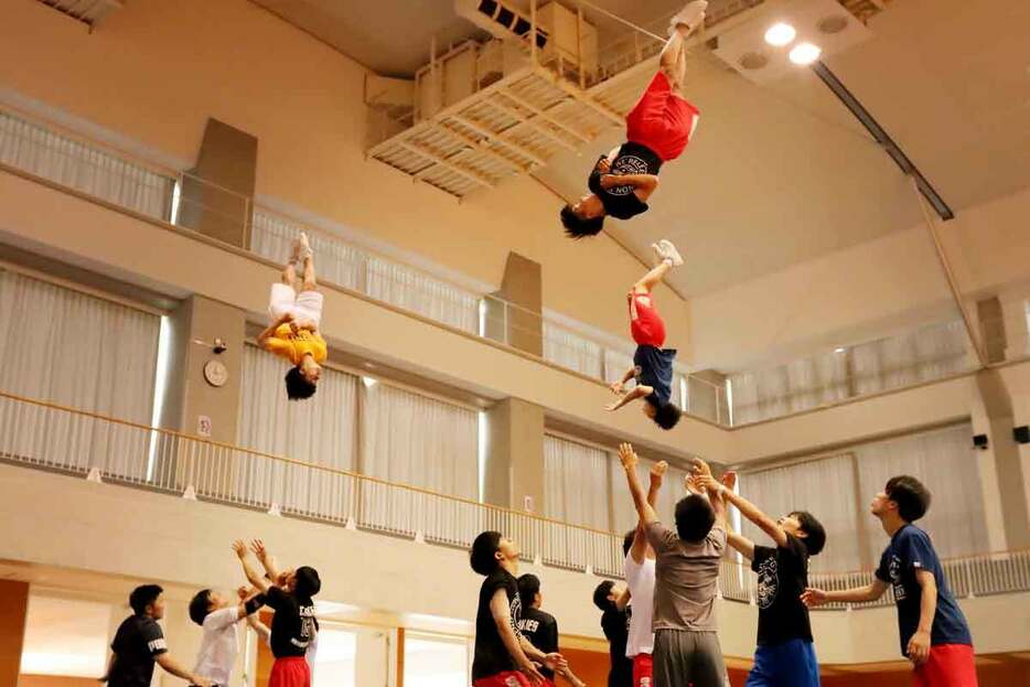 体育館で空中技の練習を続ける生徒たち