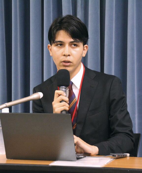 東大が検討中の授業料増に反対し、記者会見する教養学部2年ガリグ優悟さん＝14日午後、東京・霞が関