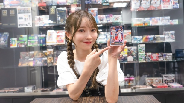 MLBカード「Topps」の世界を深掘りする乃木坂46・黒見明香