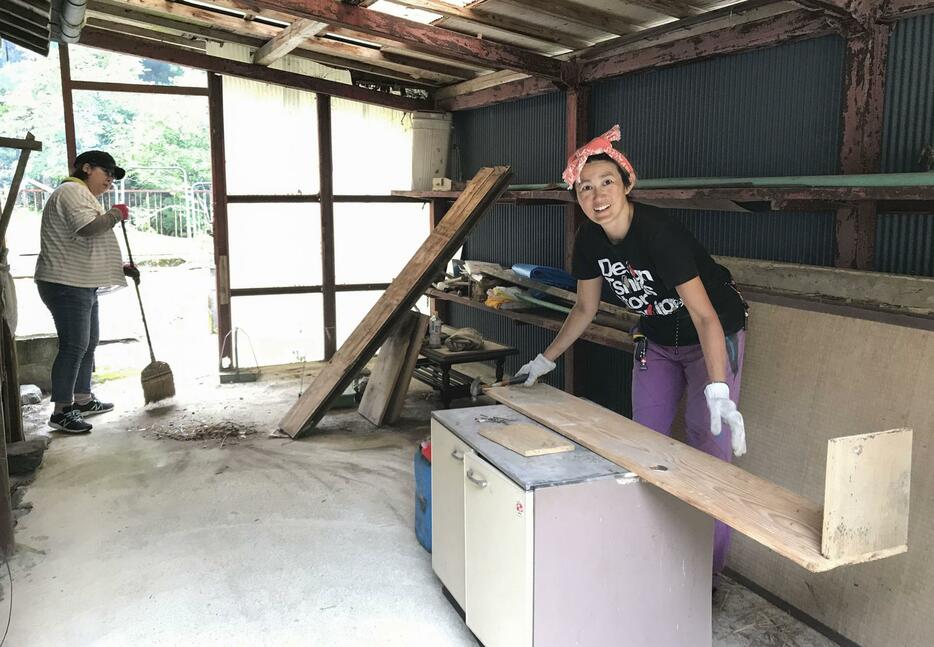 空き家の改修作業をする小谷雅美さん（右）＝2021年、奈良県上北山村
