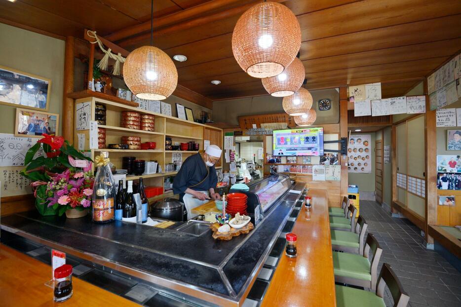 福寿司の店内で魚をさばく松本志郎さん／写真:宮川 透