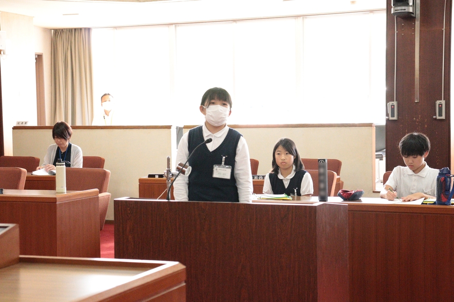 質問者席で議員たちに質問を投げかける小学生=岡山県美咲町で