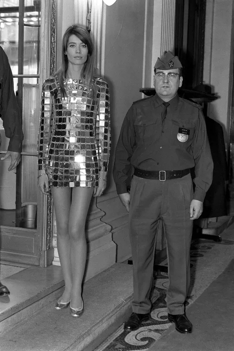 著名なパコ・ラバンヌのドレスを着たフランソワーズ・アルディ。(フランス、1968年5月19日）photography: REPORTERS ASSOCIES / Gamma-Rapho via Getty Images