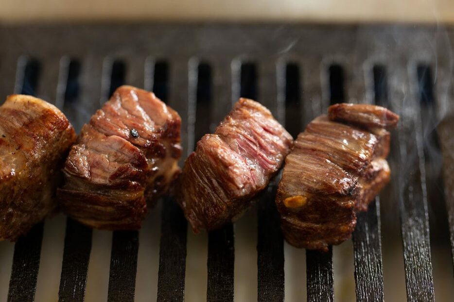 ハラミは強火で表面を焼き固めたら、弱火にして網の中心へ。ハサミでカットして中の様子を見ながらいただこう