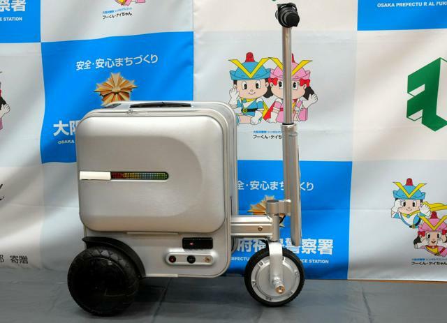 大阪府警が押収した電動スーツケース。右側のハンドルを握り、本体部分にまたがって移動できる。ブレーキはボタン式=2024年6月26日、大阪市福島区、宮坂知樹撮影