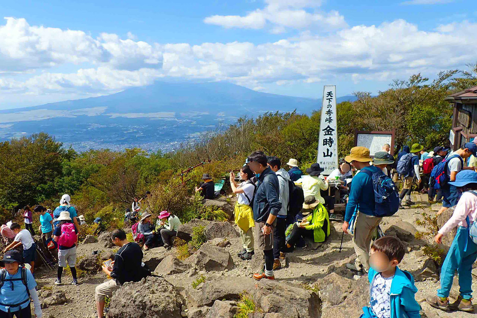 沢山のハイカーで賑わう金時山の山頂