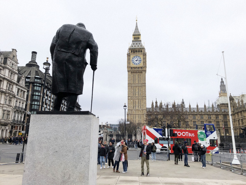 英国議会を見つめるチャーチルの銅像＝ロンドンで2023年3月20日、篠田航一撮影