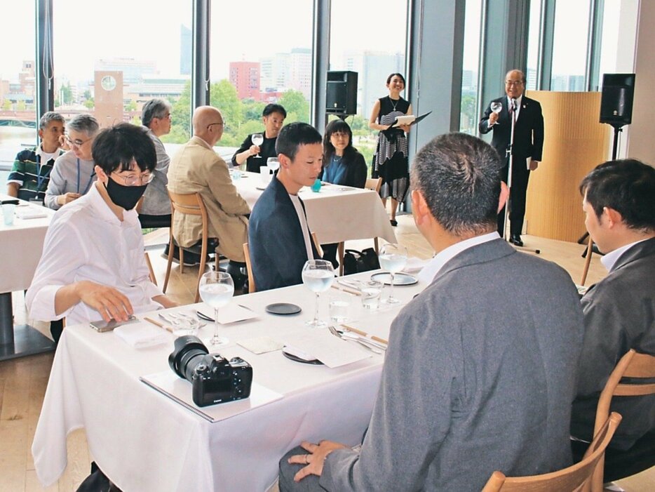 食の有識者らが地場産食材を使ったすしを味わったイベント＝県美術館