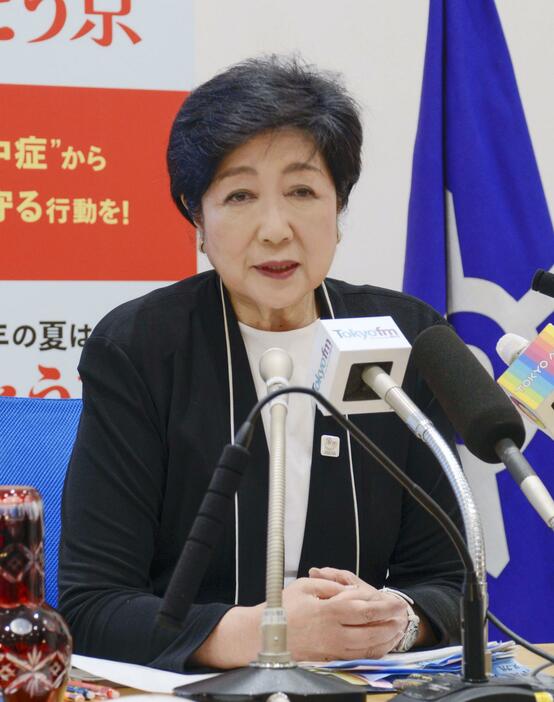 東京都庁で記者会見する小池百合子知事＝14日午後