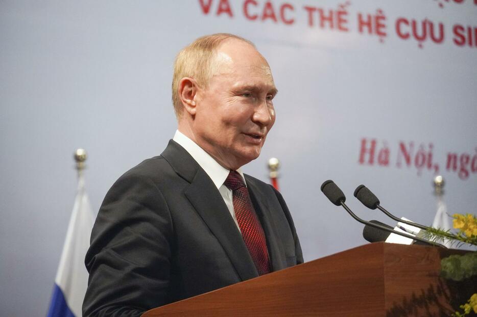ソ連やロシアに留学経験があるベトナム人の集いであいさつするロシアのプーチン大統領＝20日、ハノイ（共同）