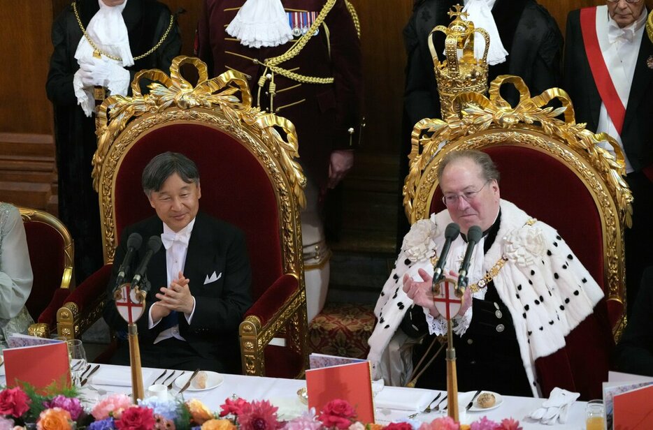 ギルドホールでの晩餐（ばんさん）会に臨む天皇陛下とロードメイヤー。この晩餐会の様子も宮内庁インスタグラムにはたくさんアップされた=2024年6月26日、ロンドン