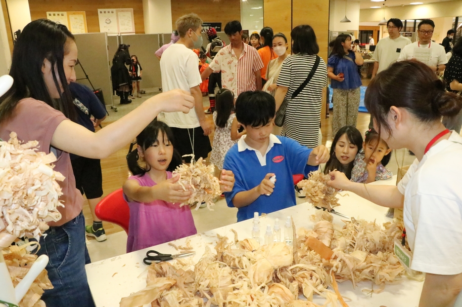 ワークショップを楽しむ子どもたち=岡山県津山市で