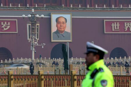 天安門広場に掲げられた「毛沢東の肖像画」（写真：ロイター/アフロ）
