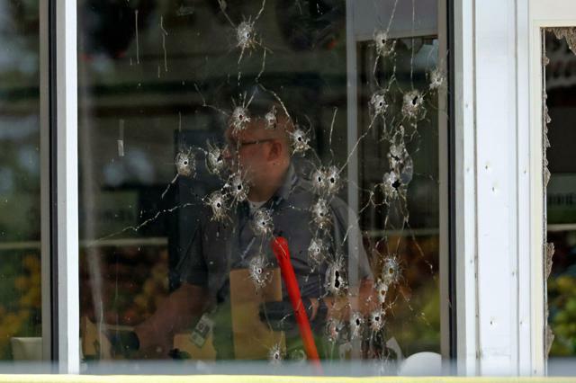 2024年6月21日、米アーカンソー州フォーダイスの食料品店で発生した銃撃事件の現場。窓ガラスに銃弾の跡がみられる=AP