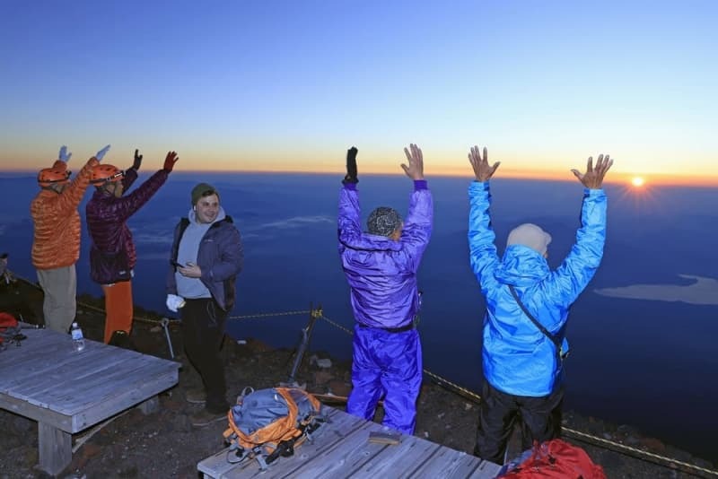 富士山頂で御来光を迎える登山者ら＝２０２２年７月１日