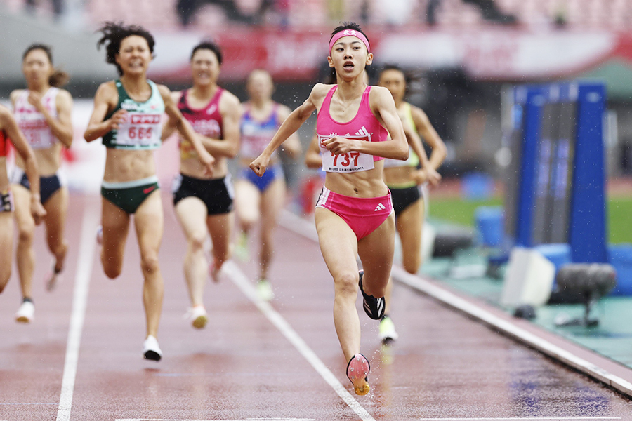 女子800メートル決勝、田中ら後続を引き離してゴールした久保凛【写真：奥井隆史】