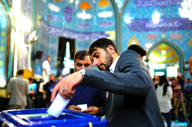 イラン大統領選で投票する有権者ら=2024年6月28日、テヘラン、真野啓太撮影