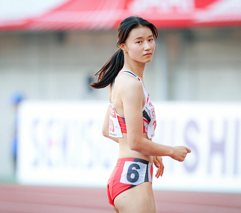 女子１００メートル障害準決勝、２組、１位の田中佑美(カメラ・小林　泰斗)