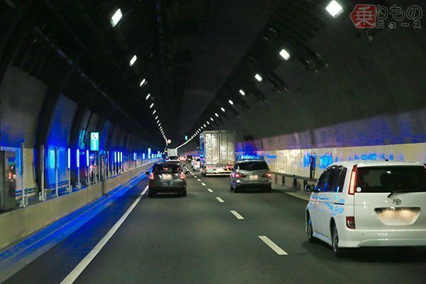 山手トンネル内回り中野長者橋付近。従来から青い「エスコートライト」などの渋滞対策が行われている（画像：首都高速道路）。
