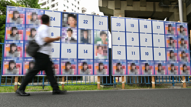 東京都知事選の候補者ポスター掲示板。同じ図柄の女性のポスターが24枚張られていた＝東京都江東区で2024年6月20日午後5時40分、三浦研吾撮影（画像の一部を加工しています）