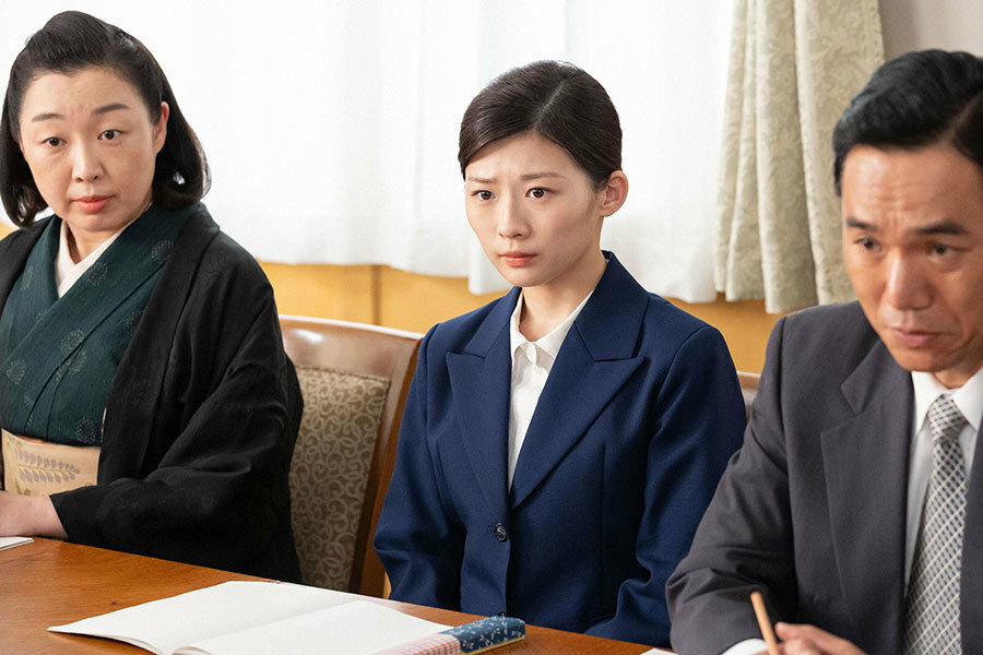 大庭家の財産相続の調停に立ち会う寅子（写真中央、伊藤沙莉）(C)NHK