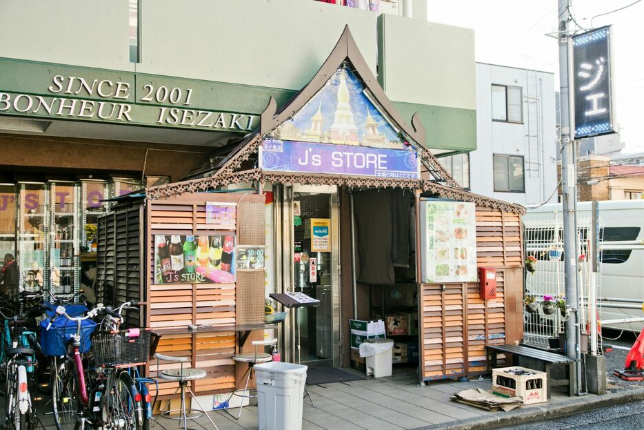 コロナ禍の前は24時間営業だった『J’s STORE』。現在は多少短くなったものの、それでも朝10時から翌朝6時まで通しで営業！　メニューはどの時間も変わらず、夜中でもガッツリ食事を楽しめる。