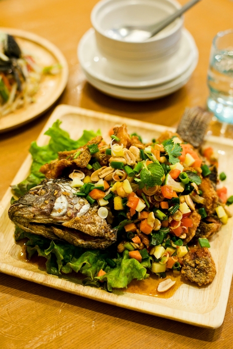 丸ごと揚げたティラピアという淡水魚の上に、野菜やハーブ、ナッツ類をどっさりのせたスパイシーサラダ。ティラピアは日本ではあまり聞き慣れないが、「日本とタイを繋ぐ物語のある魚なんですよ」とホムスワンさん。￥1,550
