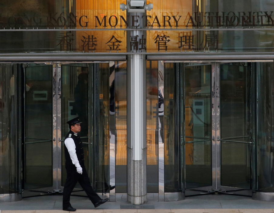 　６月１３日、香港金融管理局（ＨＫＭＡ、中央銀行に相当）は米連邦準備理事会（ＦＲＢ）の決定に追随し、政策金利の基準金利を５．７５％に据え置いた。２０１５年１１月撮影（２０２４年　ロイター/Bobby Yip）
