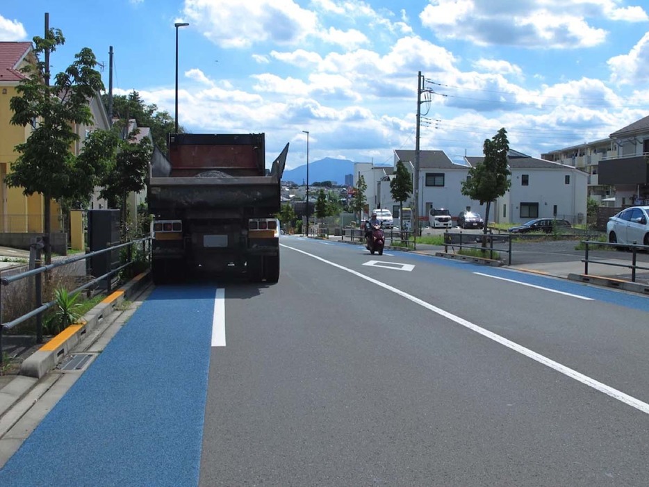 普通自転車専用通行帯は、基本的にバイクやクルマは駐車も禁止