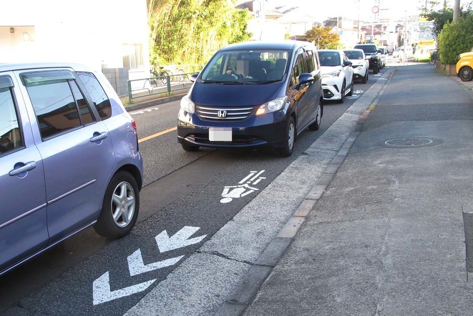 クルマやバイクが自転車ナビマークや自転車ナビラインを走っても、基本的には違反とならない