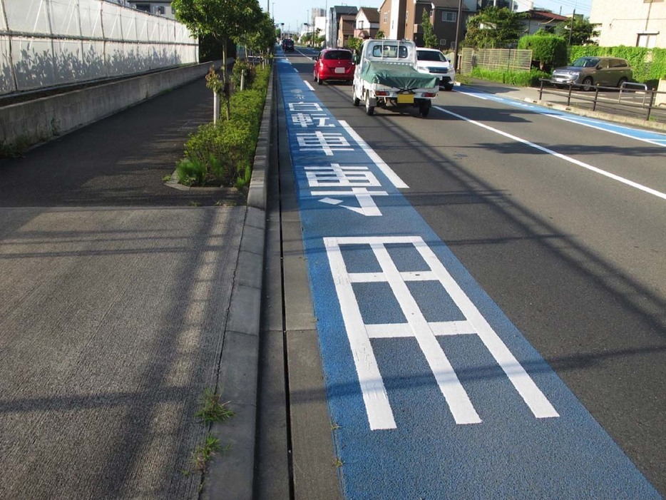 「自転車専用」と書かれた青いレーンの例。正式には「普通自転車専用通行帯」という