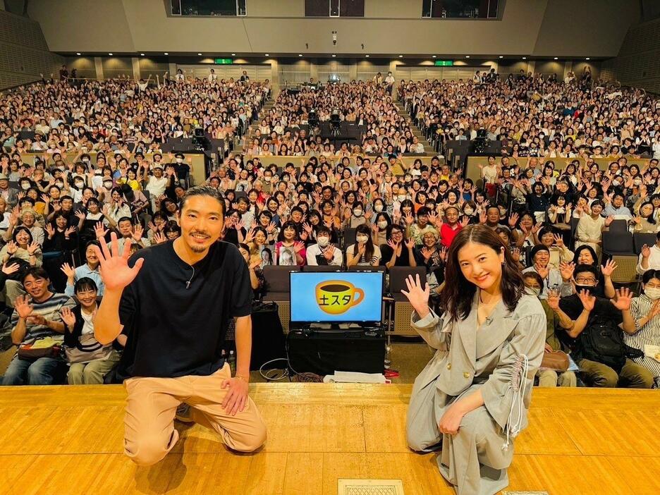 　生放送を終え、観客と記念撮影する（左から）柄本佑、吉高由里子