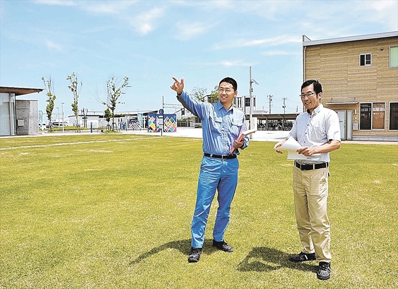 イベント会場のレイアウトなどを確認する斎藤成伸さん（右）と斎藤繁さん