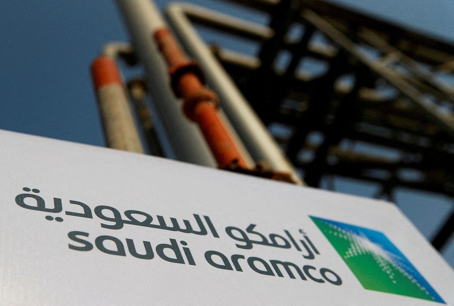 サウジアラムコの石油関連施設＝2019年10月、サウジアラビア東部アブカイク（ロイター＝共同）