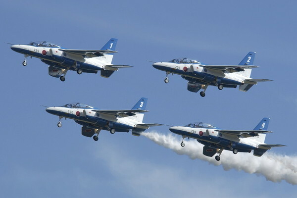 航空自衛隊のアクロバット飛行チーム「ブルーインパルス」。使用機種は国産のT-4練習機（画像：航空自衛隊）。