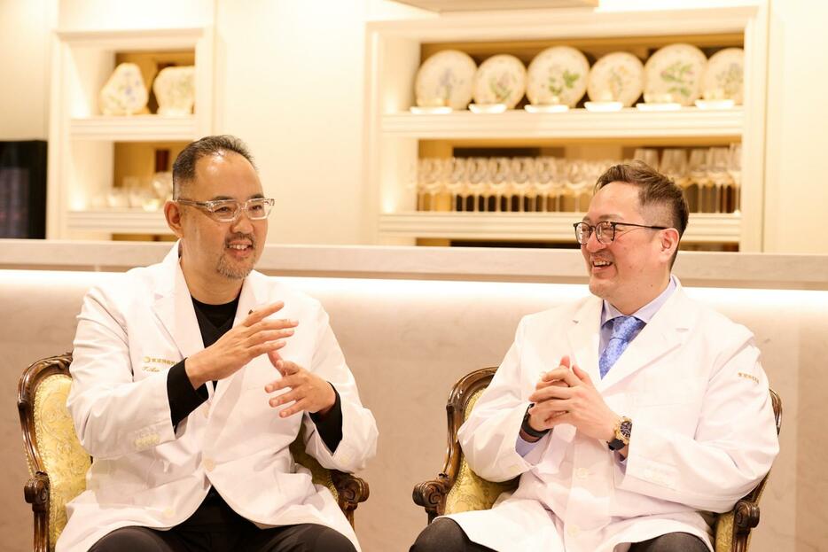 形成外科医・美容外科医の麻生泰さん（左）と眼科医の高田尚忠さん（右）