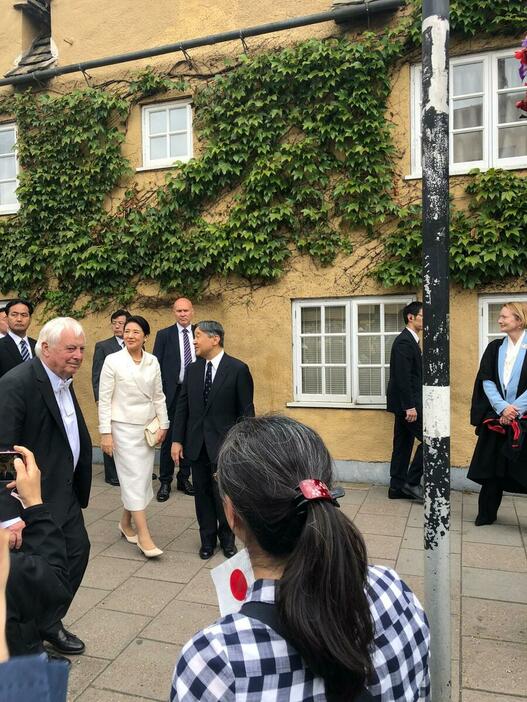 　オックスフォードを再訪し、雅子さまが留学されていたベーリオール・カレッジ周辺を歩く両陛下（写真は楠さん提供）