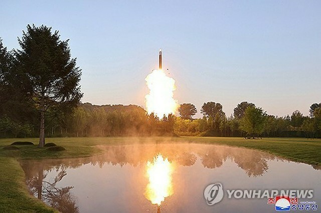 北朝鮮の朝鮮中央通信は27日、前日に弾頭の分離・誘導実験を実施し、成功したと報じた＝（朝鮮中央通信＝聯合ニュース）≪転載・転用禁止≫