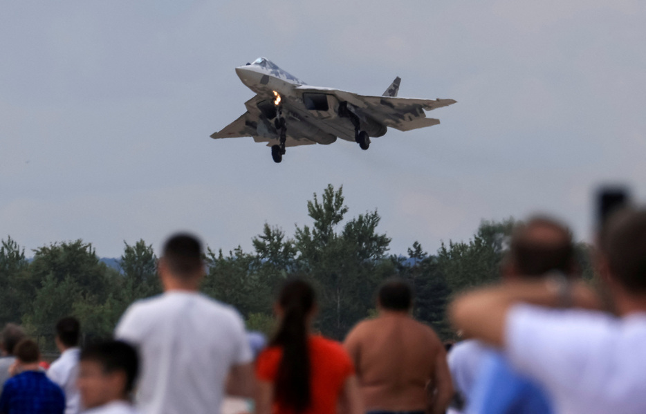 　６月９日、ウクライナ国防省情報総局（ＧＵＲ）は、同国軍がロシア国内の基地でロシアの最新鋭戦闘機「スホイ５７」を初めて攻撃したと発表した。写真はスホイ５７の機体。２０２１年７月、ロシア・モスクワ近郊ジュコフスキーで撮影（２０２４年　ロイター/Tatyana Makeyeva）