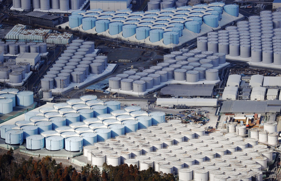 東京電力福島第1原発の敷地内に並ぶ処理水の保管タンク＝2月