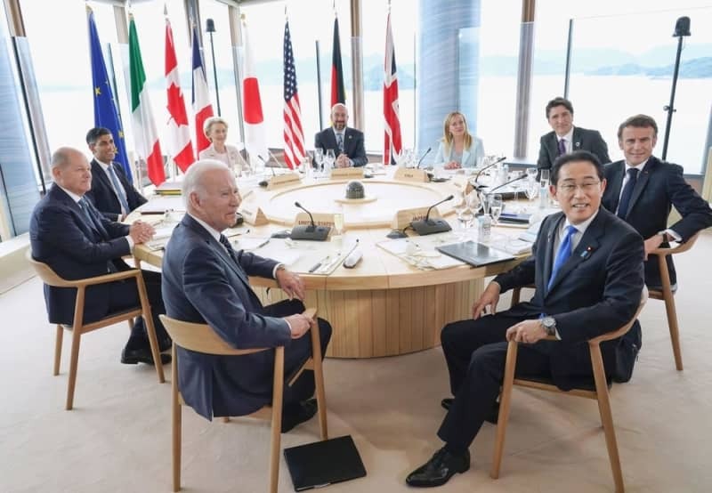 Ｇ７広島サミットが開幕し、第１セッションに臨む岸田首相（手前右）、バイデン米大統領（同左）ら各国首脳たち＝２０２３年５月１９日、広島市