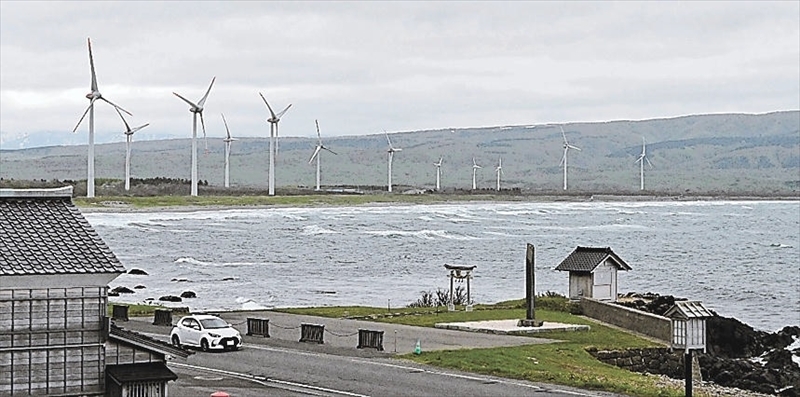 海岸線に風力発電機が林立する北海道寿都町。文献調査の受け入れで注目を集めている