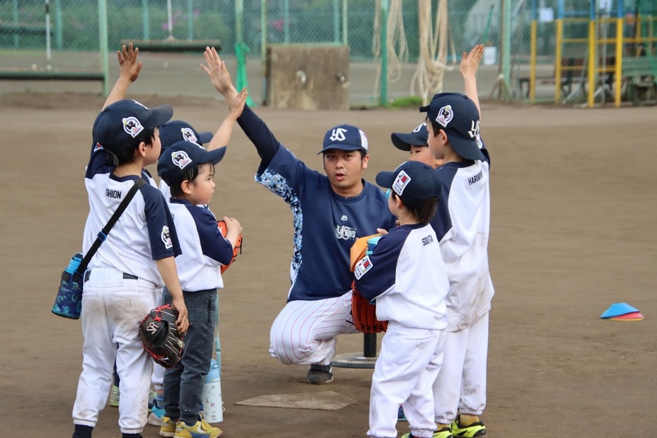 コーチのたゆまぬ努力が子どもたちの成長に寄与している